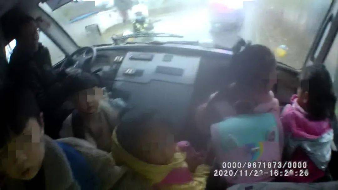 焦作武陟:這輛“黑校車”問(wèn)題多,無(wú)牌,超員 焦作武陟:這輛“黑校車”問(wèn)題多,無(wú)牌,超員