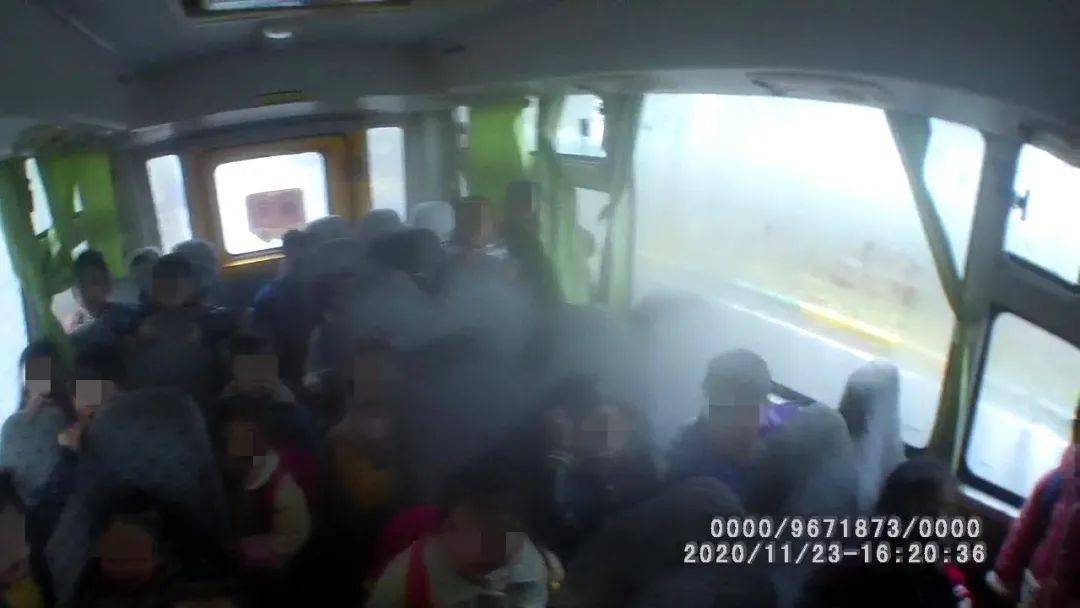 焦作武陟:這輛“黑校車”問(wèn)題多,無(wú)牌,超員 焦作武陟:這輛“黑校車”問(wèn)題多,無(wú)牌,超員