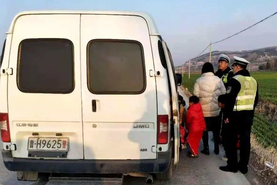 山東濟(jì)寧：校車意外拋錨 警車秒變校車