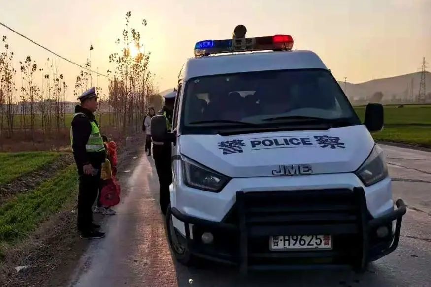 山東濟(jì)寧：校車意外拋錨 警車秒變校車