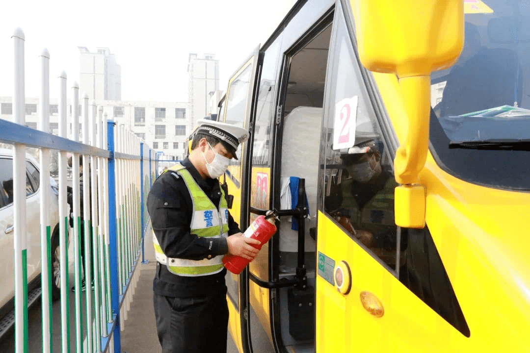 山東威海：暖心！校車體檢為學生撐起“保護傘”