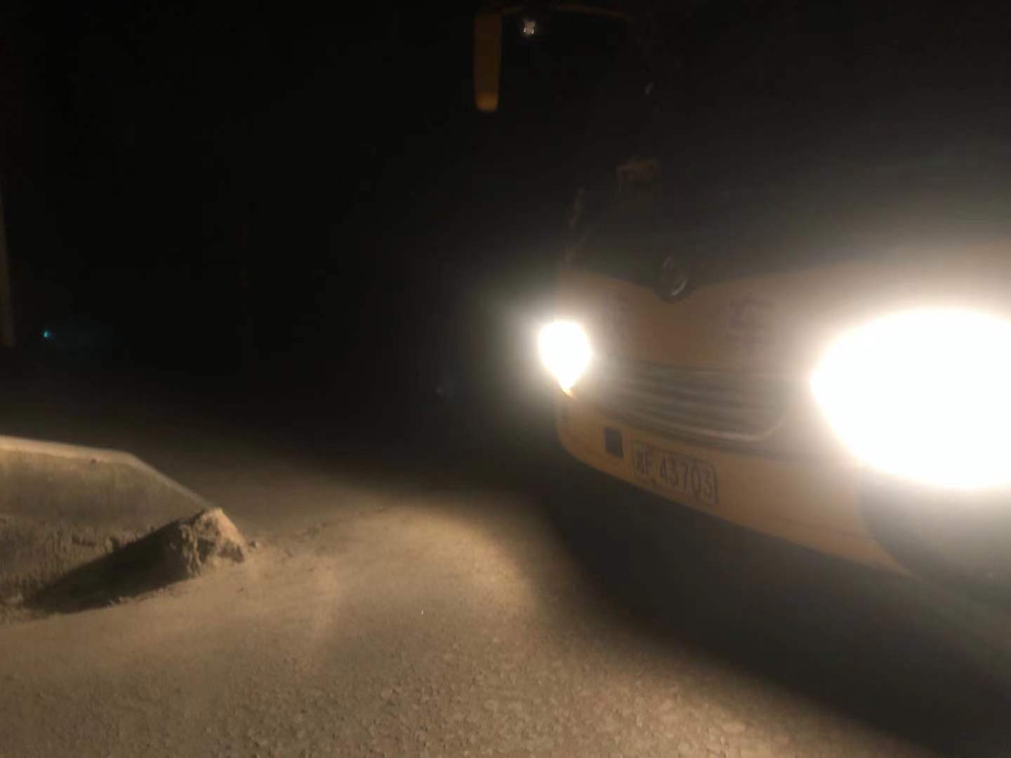 岳陽縣月田鎮校車安全護衛者：冰封雪地里最美的風景