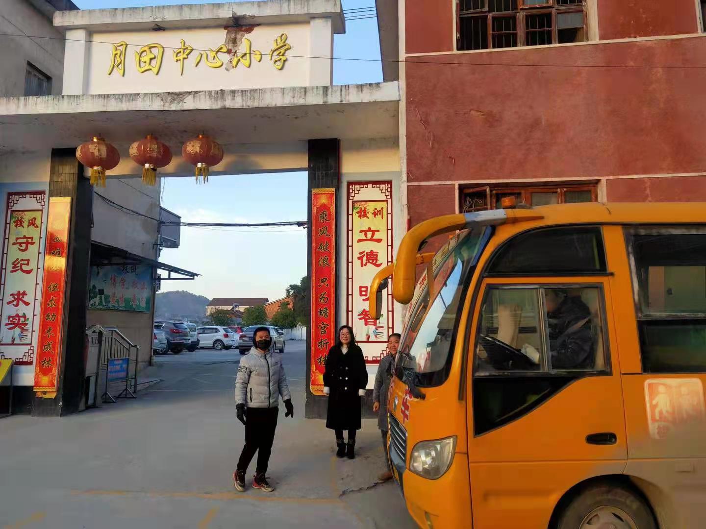 岳陽縣月田鎮校車安全護衛者：冰封雪地里最美的風景