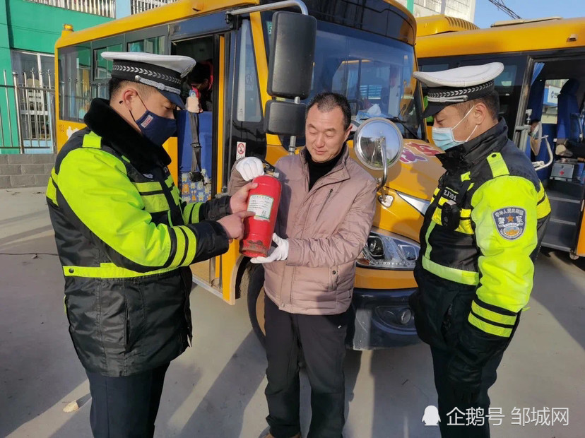 山東鄒城：交警冬季緊抓校車安全