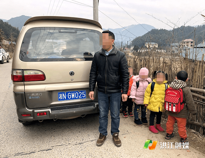 湖南洪江“黑校車”偷偷運載學生，被逮正著