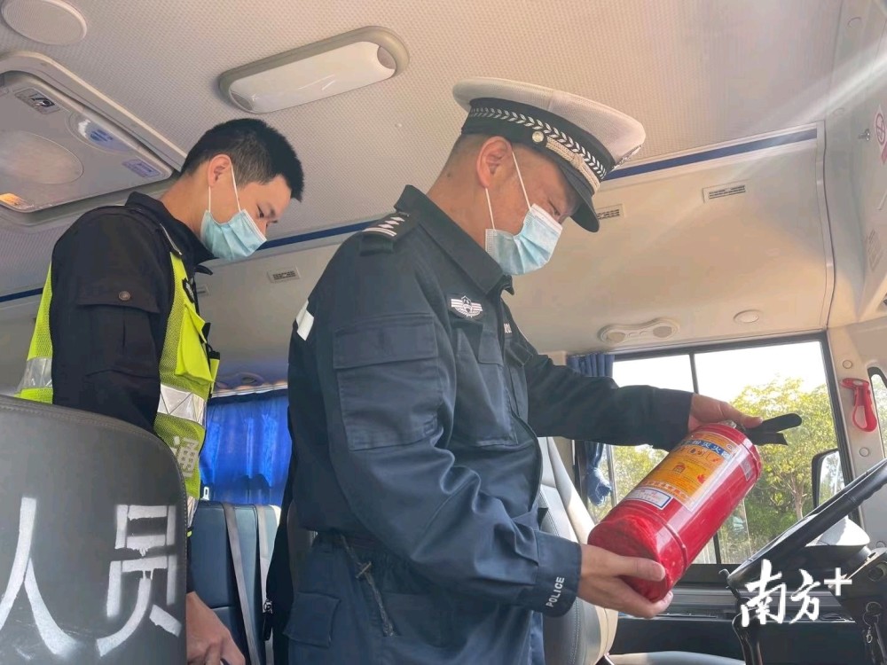 坪山交警大隊為校車交通安全護航大檢查