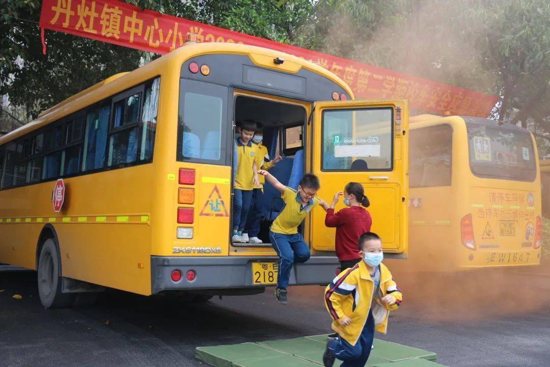 佛山：加強校車安全管理，為學生筑牢安全防線 ——丹灶鎮中心小學開展校車安全逃生演練