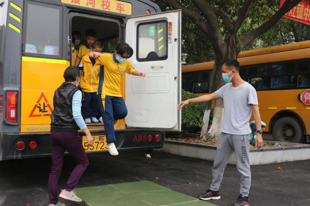 佛山：加強校車安全管理，為學生筑牢安全防線 ——丹灶鎮中心小學開展校車安全逃生演練