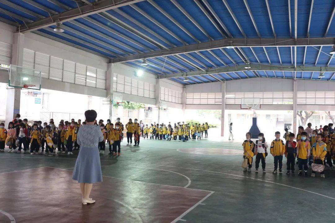 佛山：加強校車安全管理，為學生筑牢安全防線 ——丹灶鎮中心小學開展校車安全逃生演練