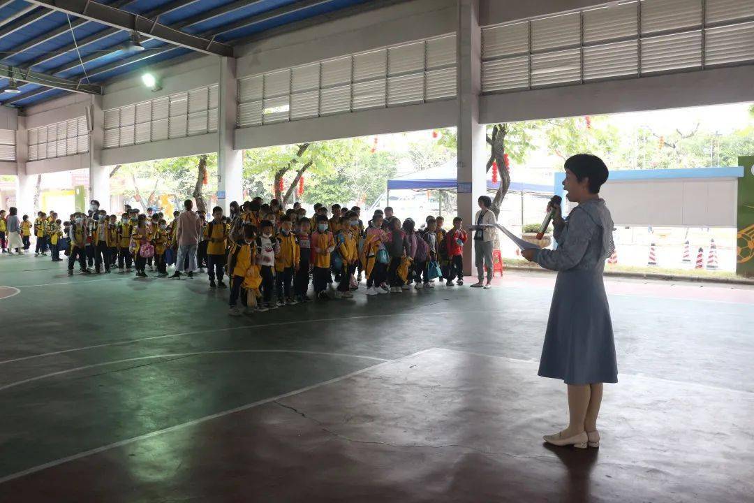 佛山：加強校車安全管理，為學生筑牢安全防線 ——丹灶鎮中心小學開展校車安全逃生演練