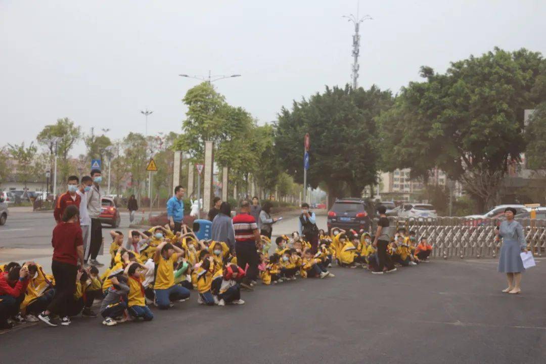 佛山：加強校車安全管理，為學生筑牢安全防線 ——丹灶鎮中心小學開展校車安全逃生演練