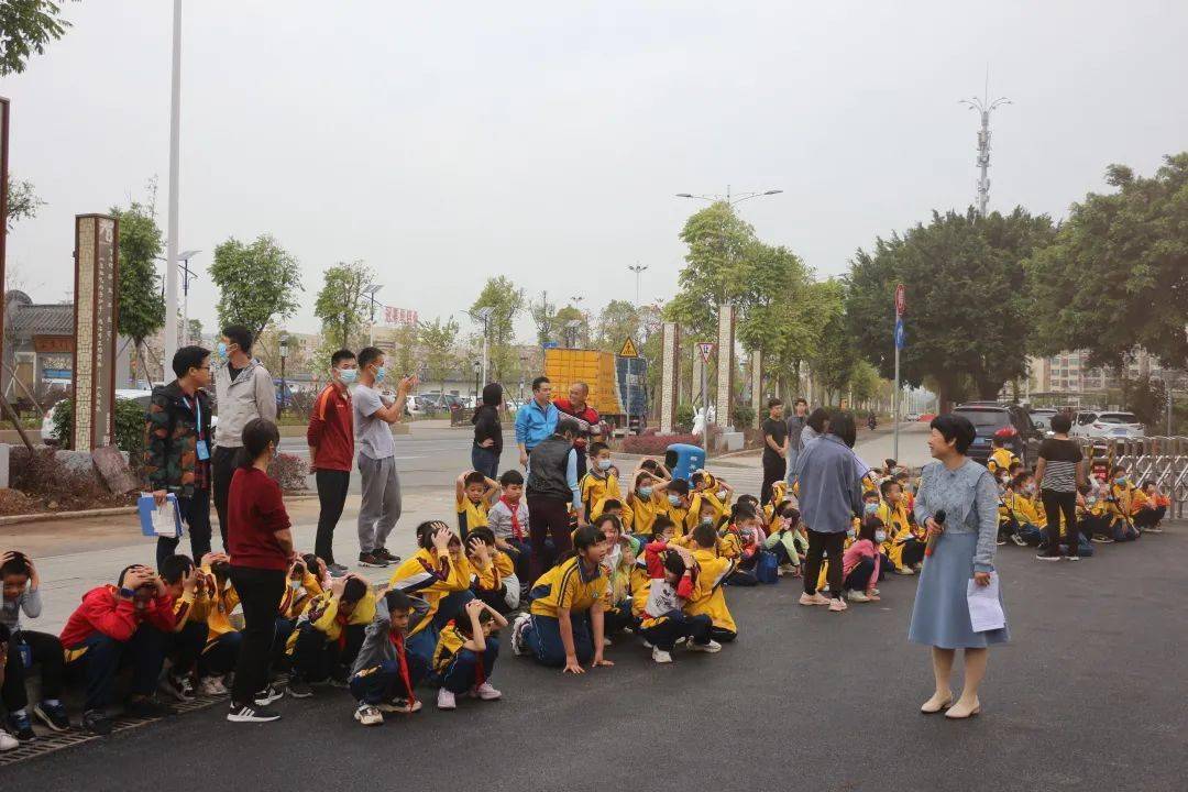佛山：加強校車安全管理，為學生筑牢安全防線 ——丹灶鎮中心小學開展校車安全逃生演練