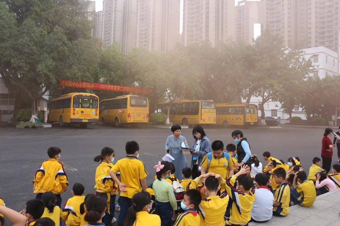 佛山：加強校車安全管理，為學生筑牢安全防線 ——丹灶鎮中心小學開展校車安全逃生演練