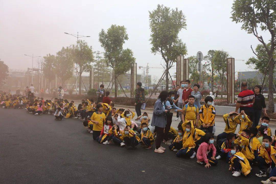 佛山：加強校車安全管理，為學生筑牢安全防線 ——丹灶鎮中心小學開展校車安全逃生演練