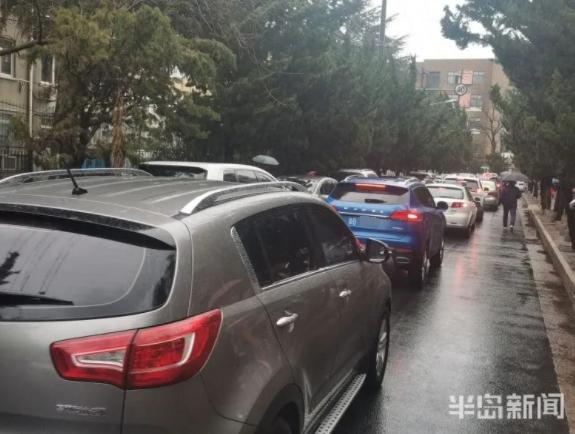 新學(xué)期剛開始，青島市區(qū)不少大鼻子校車咋停了？教育局最新回應(yīng)！