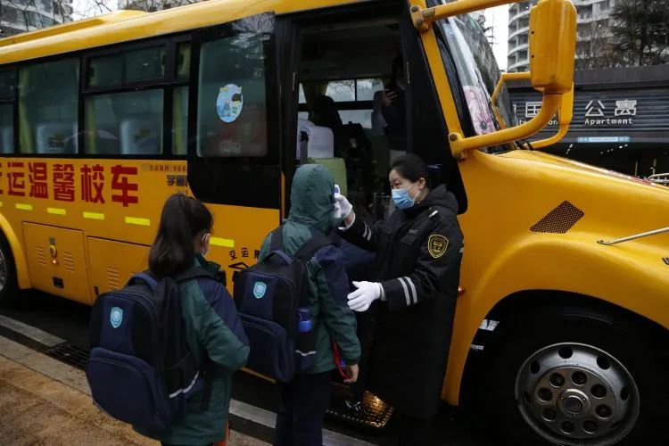 新學(xué)期剛開始，青島市區(qū)不少大鼻子校車咋停了？教育局最新回應(yīng)！