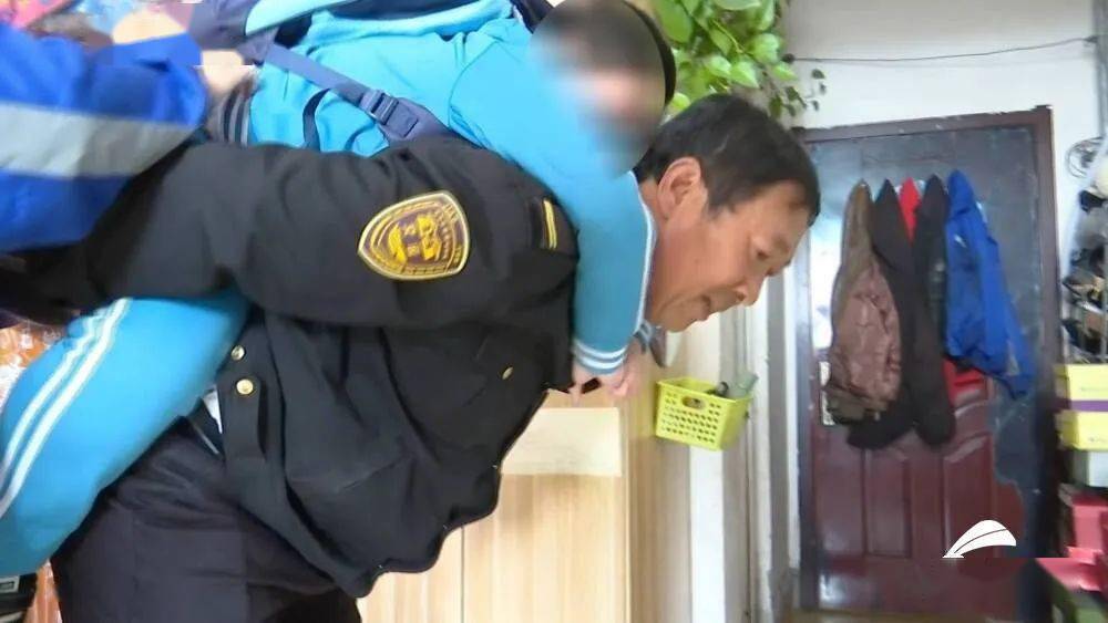 我是你的雙腿！山東56歲“校車爸爸”背起“漸凍”男孩上學