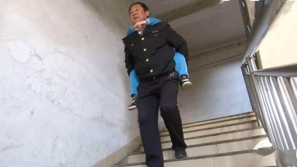 我是你的雙腿！山東56歲“校車爸爸”背起“漸凍”男孩上學