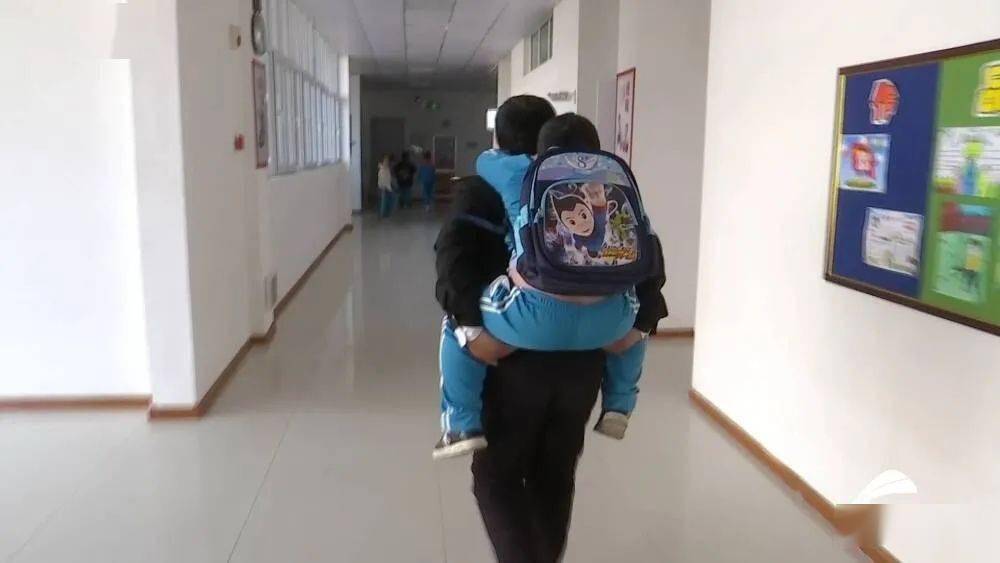 我是你的雙腿！山東56歲“校車爸爸”背起“漸凍”男孩上學