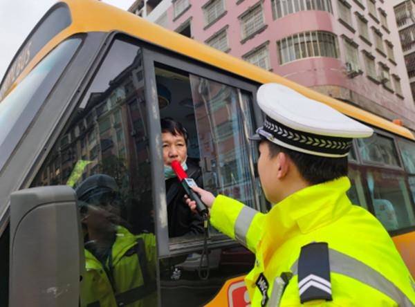 永州冷水灘：校車執法新舉措 嚴查校車駕駛員酒駕行為