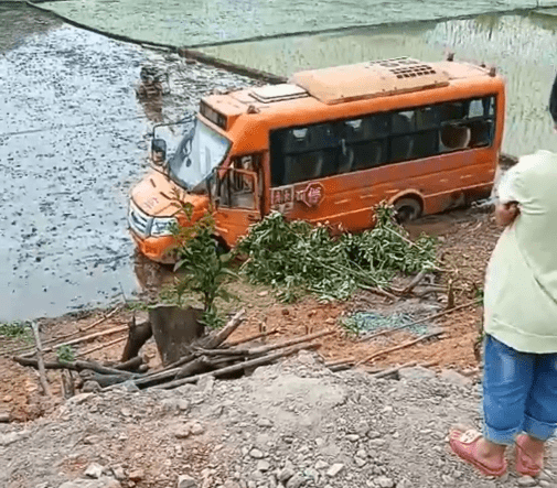 廣西這地一輛校車翻落水田，車上有4名學生