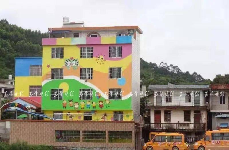 廣西這地一輛校車翻落水田，車上有4名學生