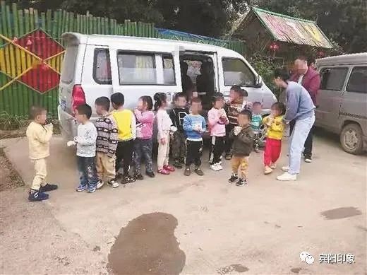 南寧一校車嚴重超載,核載7人的面包車里竟然擠了16名幼兒! 南寧一校車嚴重超載,核載7人的面包車里竟然擠了16名幼兒!