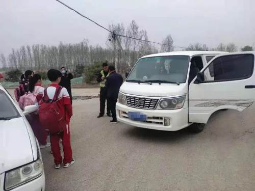 河北：三河市黑校車超員上路 三河交警及時發現依法查處