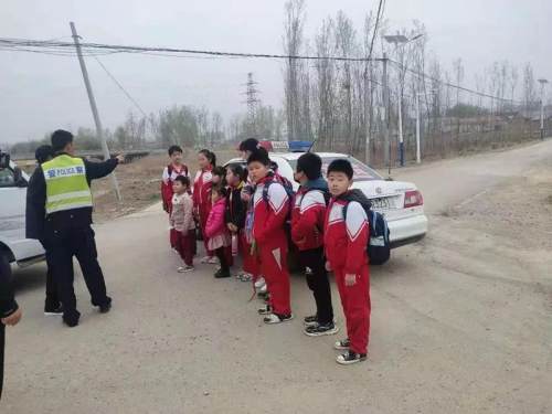 河北：三河市黑校車超員上路 三河交警及時發現依法查處