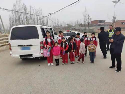 河北：三河市黑校車超員上路 三河交警及時發現依法查處