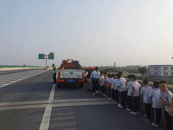 校車拋錨39名學生滯留 路政員筑“防護墻轉移