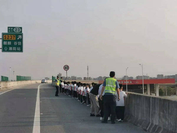 校車拋錨39名學生滯留 路政員筑“防護墻轉移