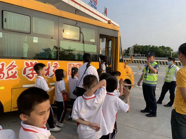 校車拋錨39名學生滯留 路政員筑“防護墻轉移