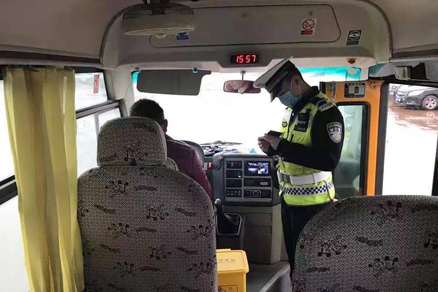 臨沂一校車司機被罰！