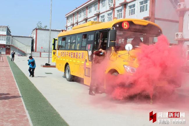 晨曦學(xué)校舉辦校車安全知識(shí)講座暨校車安全演練活動(dòng)