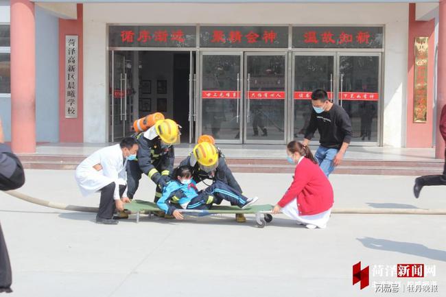 晨曦學(xué)校舉辦校車安全知識(shí)講座暨校車安全演練活動(dòng)