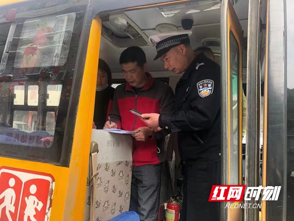 鳳凰縣：筑牢學(xué)生安全防線 持續(xù)開展校車頑瘴痼疾集中整治行動