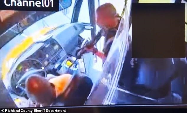 美國陸軍學(xué)員持槍逃離訓(xùn)練基地,劫持一輛載有18名學(xué)生校車 美國陸軍學(xué)員持槍逃離訓(xùn)練基地,劫持一輛載有18名學(xué)生校車