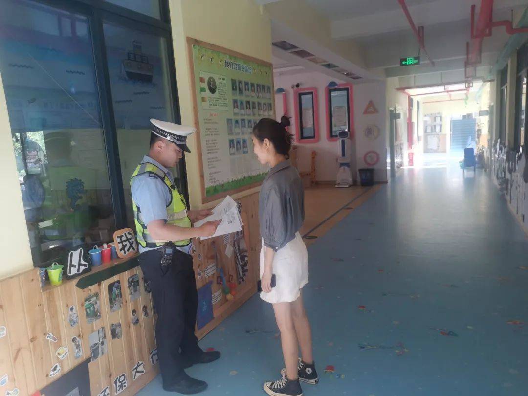 校車逆行，網友憤起舉報！交警：馬上安排！