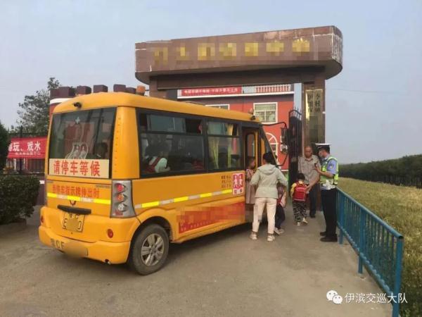 洛陽交警開出萬元罰單,超員、未取得校車駕駛資格被罰! 洛陽交警開出萬元罰單,超員、未取得校車駕駛資格被罰!