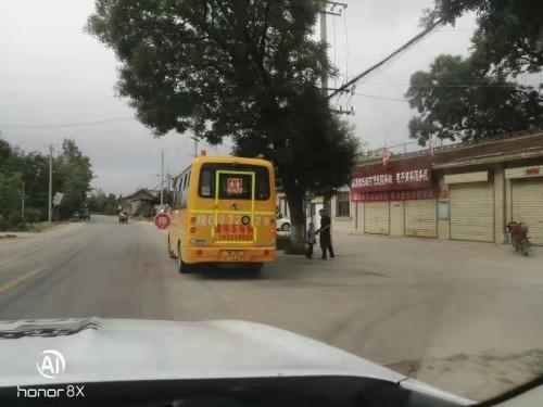 長武交警跟車督導(dǎo)校車 筑牢交通安全防線 長武交警跟車督導(dǎo)校車 筑牢交通安全防線