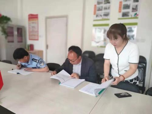 長武交警跟車督導(dǎo)校車 筑牢交通安全防線 長武交警跟車督導(dǎo)校車 筑牢交通安全防線