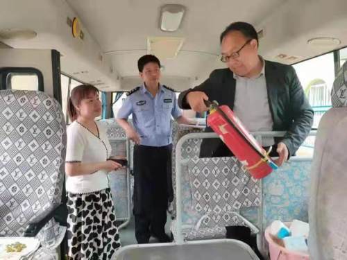 長武交警跟車督導(dǎo)校車 筑牢交通安全防線 長武交警跟車督導(dǎo)校車 筑牢交通安全防線