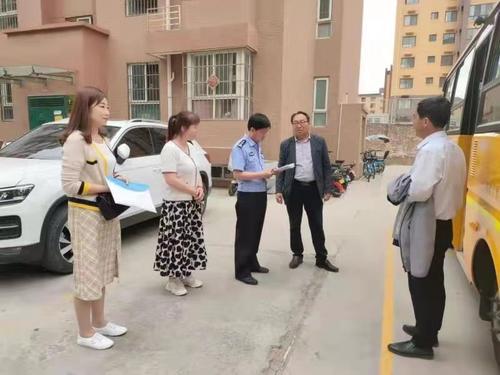 長武交警跟車督導(dǎo)校車 筑牢交通安全防線 長武交警跟車督導(dǎo)校車 筑牢交通安全防線