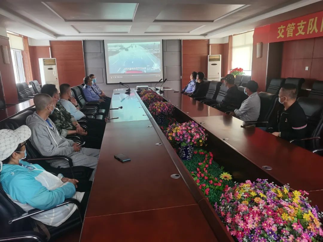 四平交管支隊鐵東大隊聯(lián)合鐵東教育局組織校車負責(zé)人、駕駛?cè)碎_展交通安全集中培訓(xùn)活動 四平交管支隊鐵東大隊聯(lián)合鐵東教育局組織校車負責(zé)人、駕駛?cè)碎_展交通安全集中培訓(xùn)活動