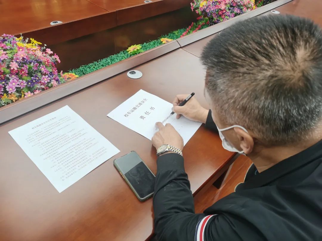 四平交管支隊鐵東大隊聯(lián)合鐵東教育局組織校車負責(zé)人、駕駛?cè)碎_展交通安全集中培訓(xùn)活動