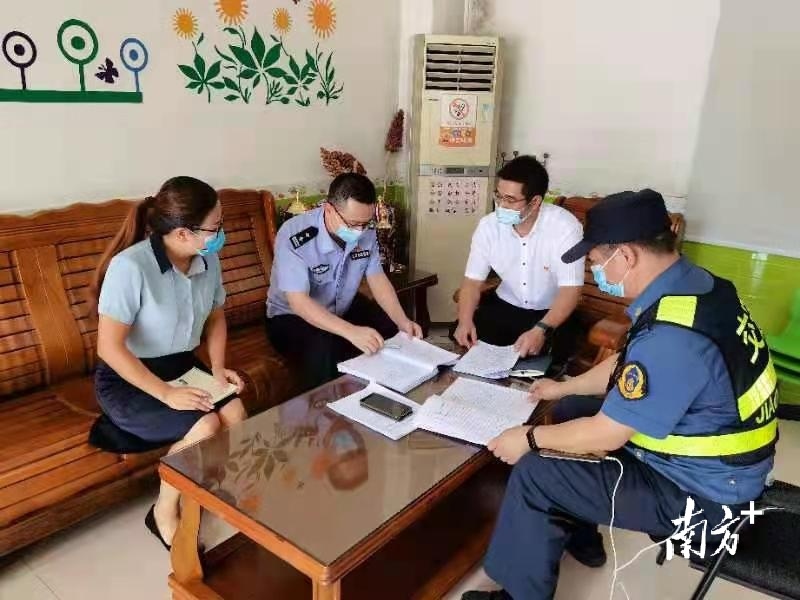 “逐校逐車逐人”排查,石排念好校車“緊箍咒” “逐校逐車逐人”排查,石排念好校車“緊箍咒”