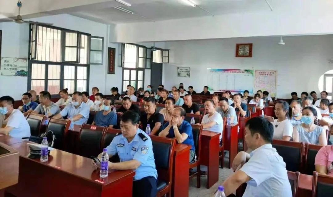 關注校車安全，沅江交警在行動！