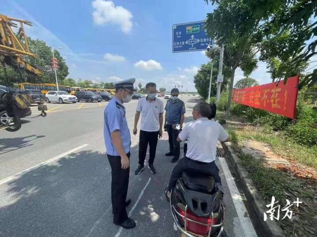 東莞交警石排大隊(duì)安排警力到轄區(qū)學(xué)校周邊路段向駕乘人員及過往群眾宣傳校車交通安全知識