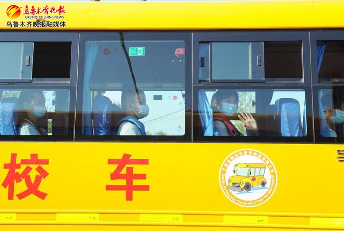 開學(xué)第一天 村里有了新校車